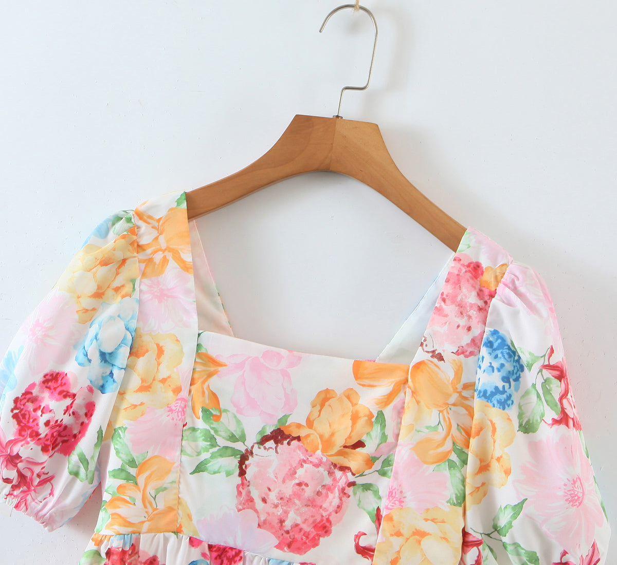 Women's Blogger Hundred Floral Puff Sleeve Back Elastic Printed Top