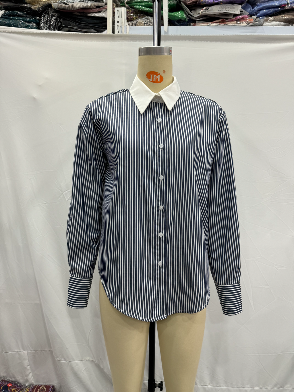 Women's Loose Long Sleeves Contrast Color Neckline Poplin Shirt