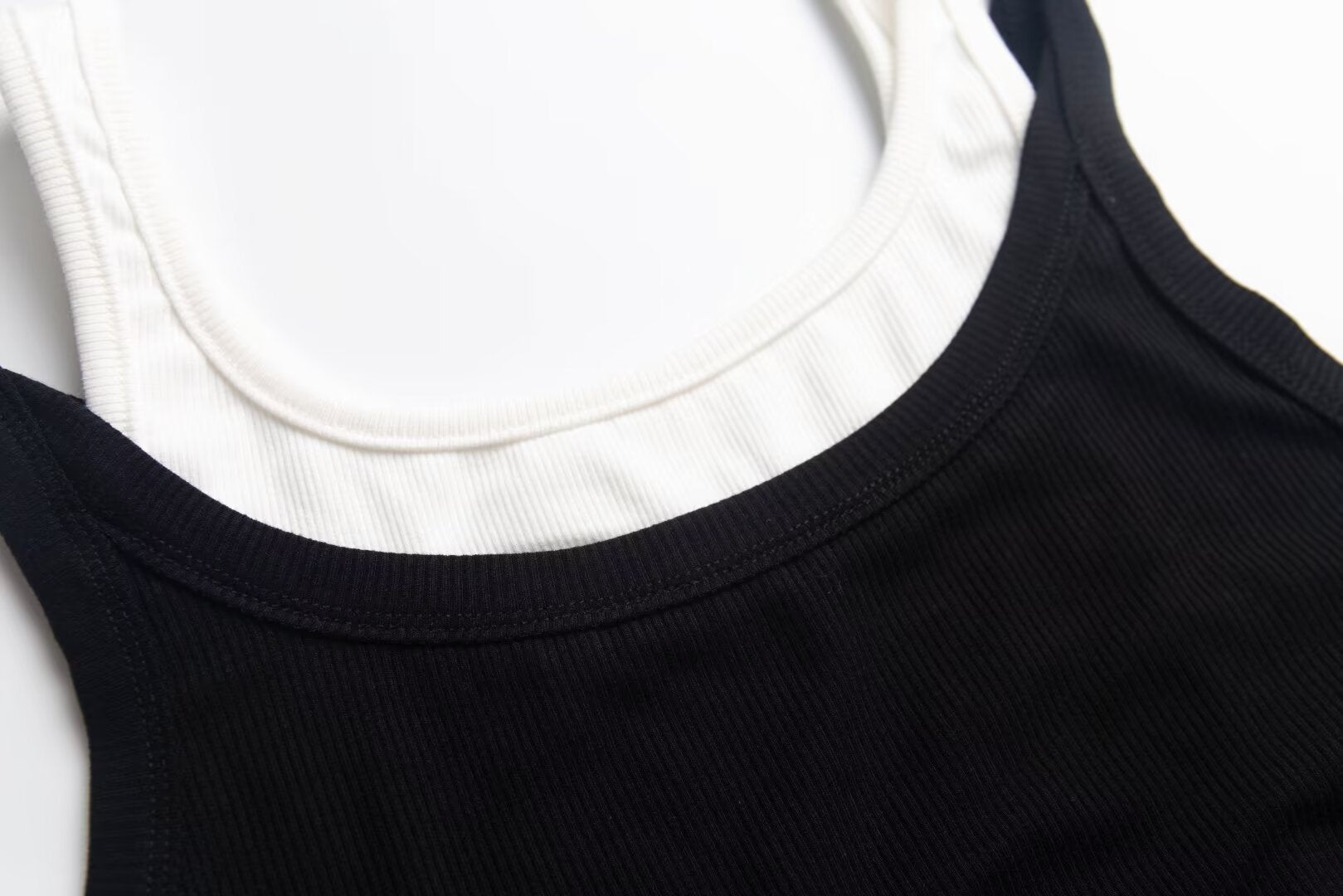 Women's Contrast Color Spaghetti Strap Crop Top