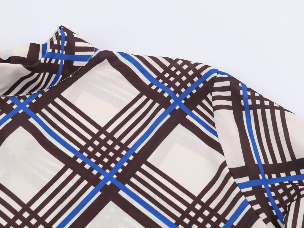 Plaid turtleneck shirt shoulder and sleeve with blue and brown check lines