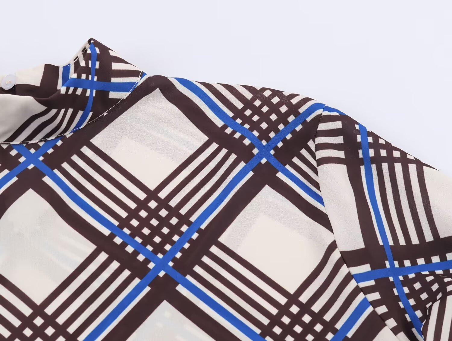 Plaid turtleneck shirt shoulder and sleeve with blue and brown check lines