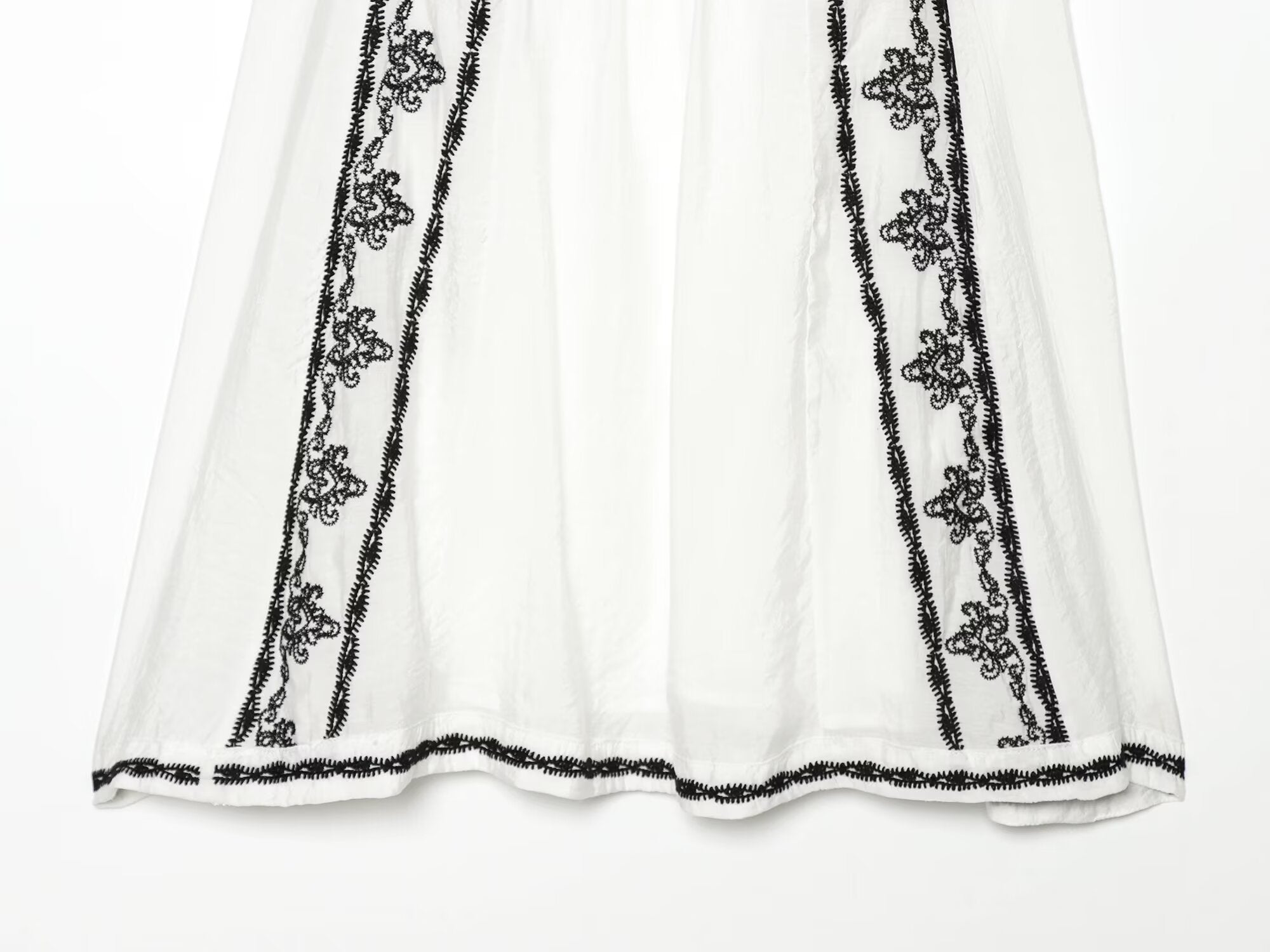 Women's Contrast Embroidered V-Neck Dress
