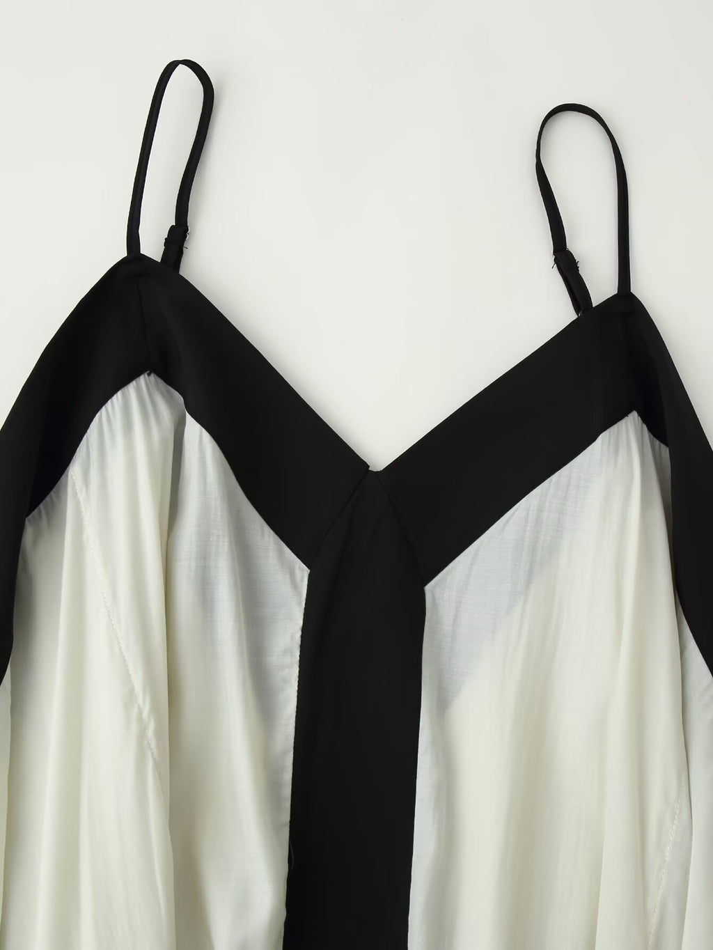 Women's Contrast-Color V-Neck Maxi Dress