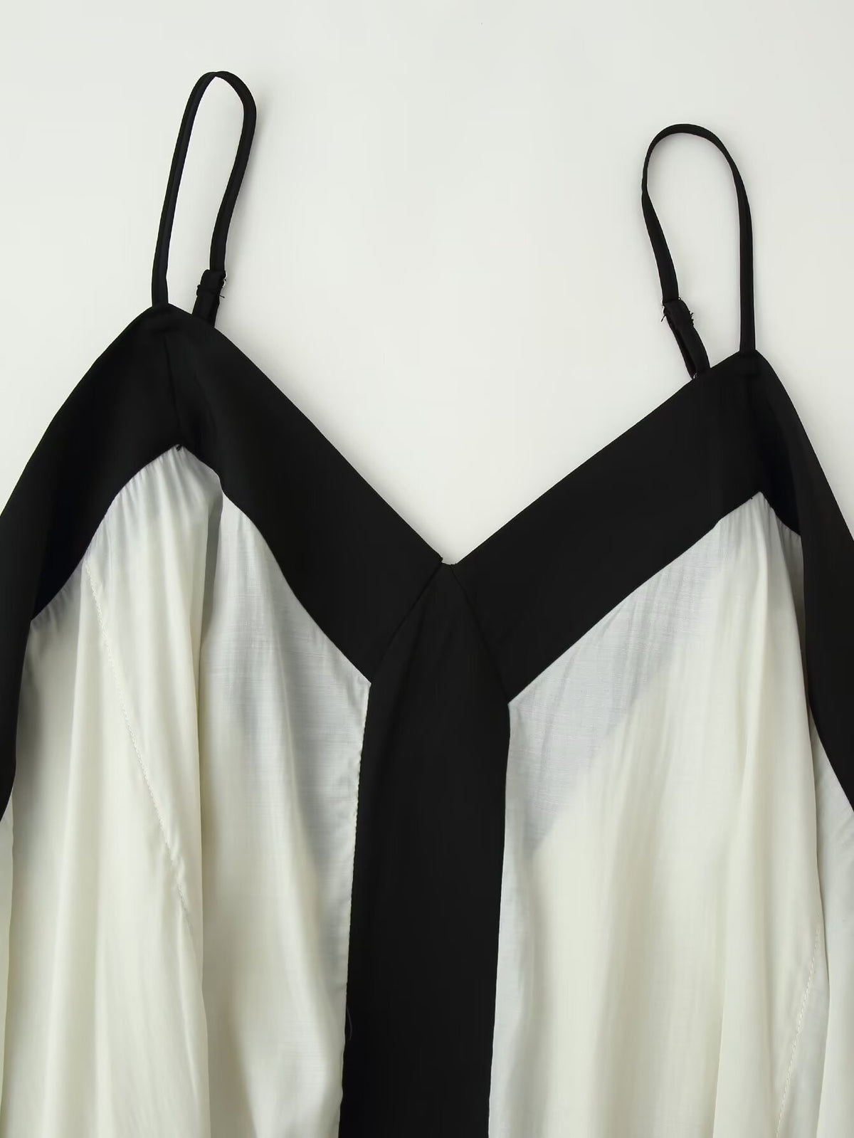 Women's Contrast-Color V-Neck Maxi Dress