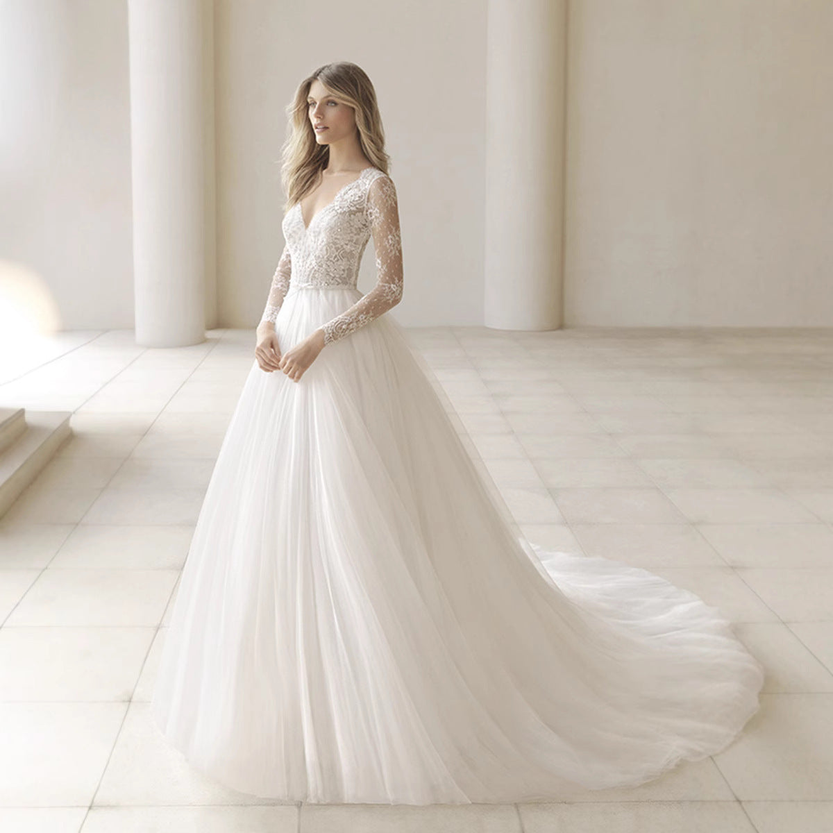 Women's white lace long-sleeve ball gown wedding dress