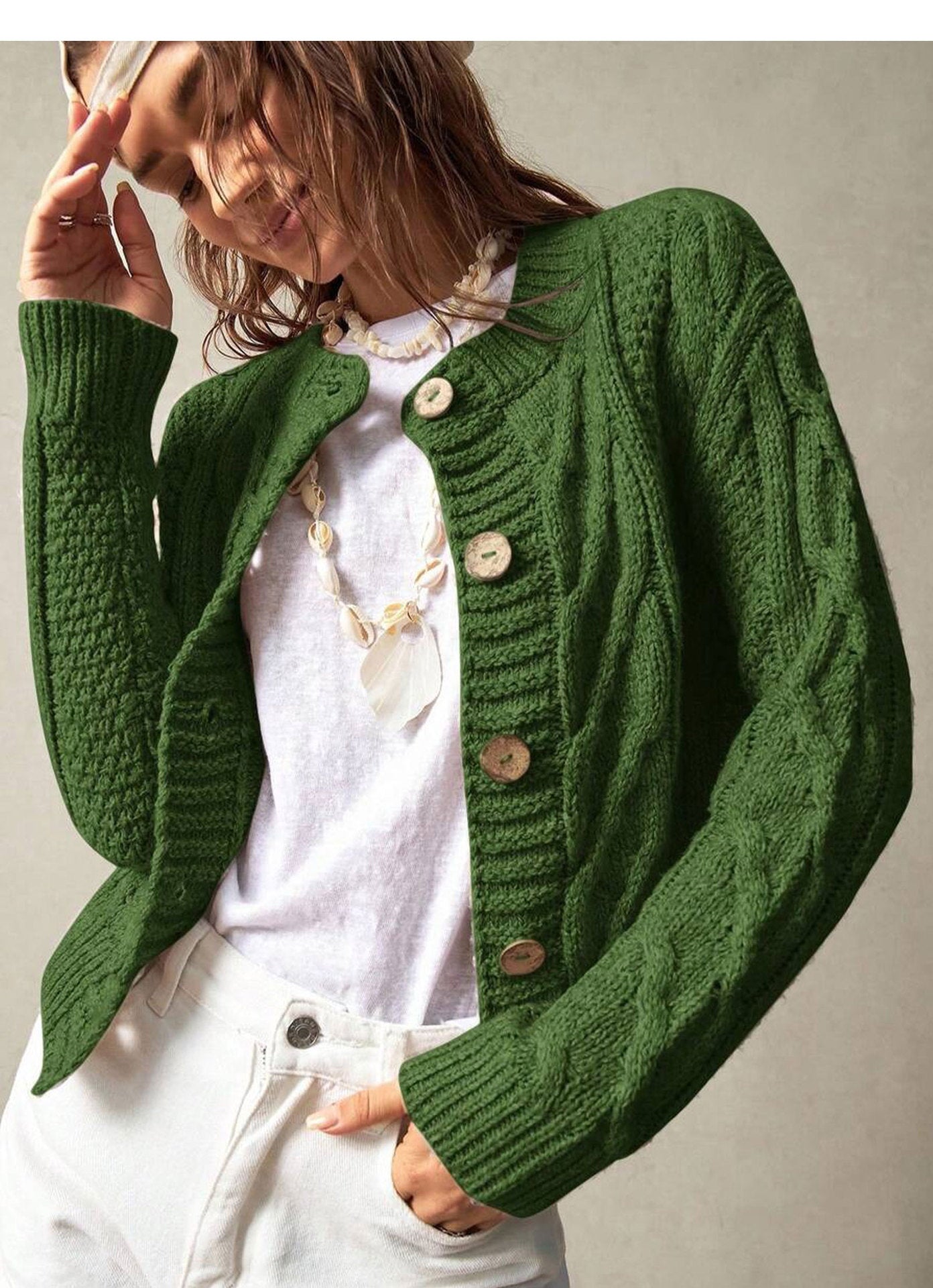 Green cable-textured cropped cardigan, round neck, gold buttons, slim fit