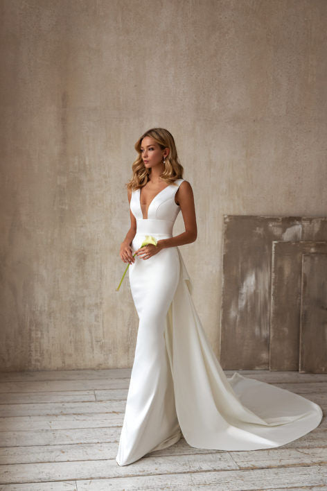 Women’s V-Neck Sleeveless Formal Wedding Dress