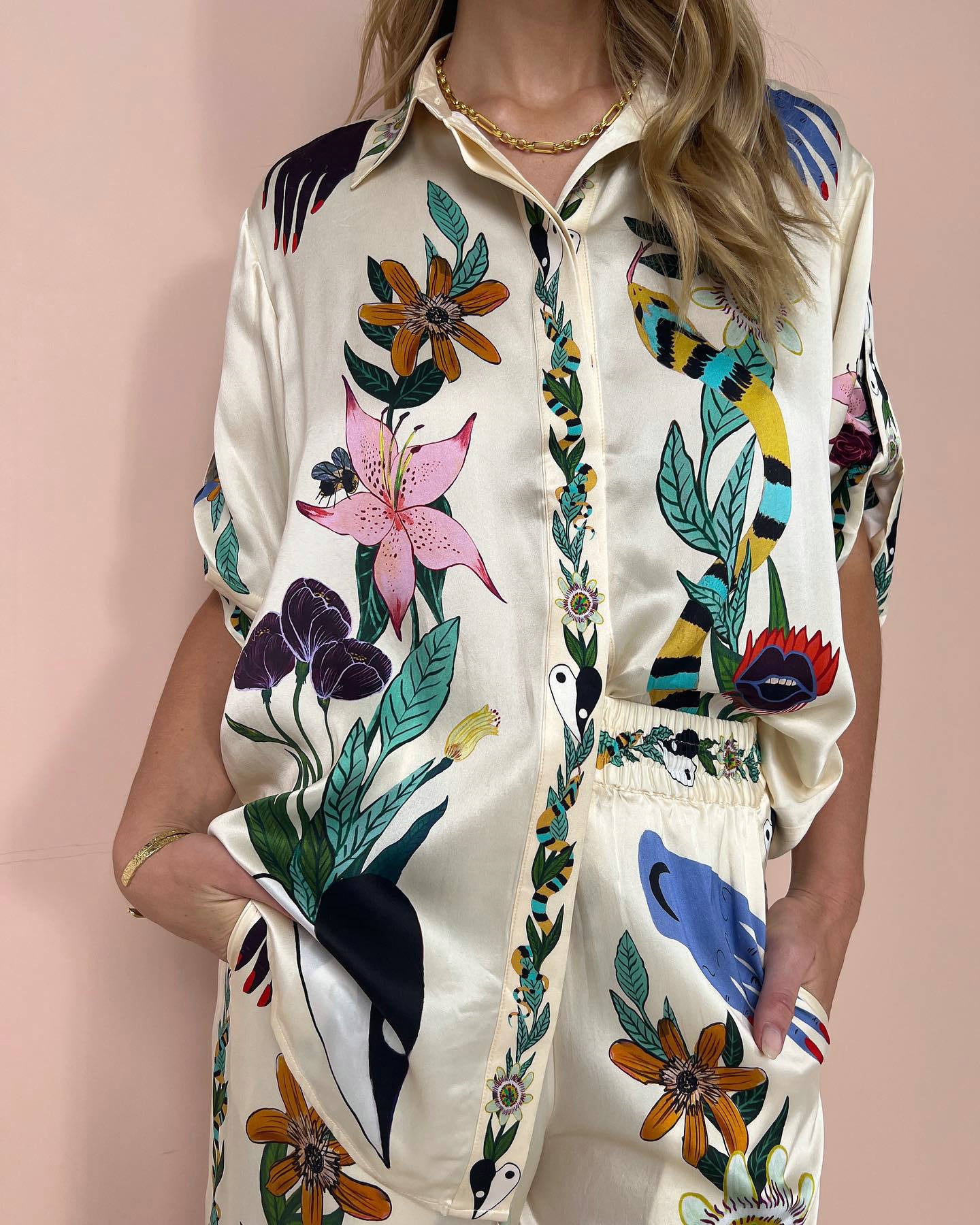 Graffiti Printing Satin Short Sleeved Collared Shirt Trousers Casual Two Piece Suit Amplified craft